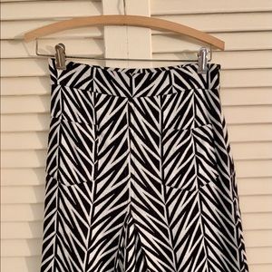 Chic Genuine Diane von Furstenberg Size 4 Black & White Knee Length Skirt.